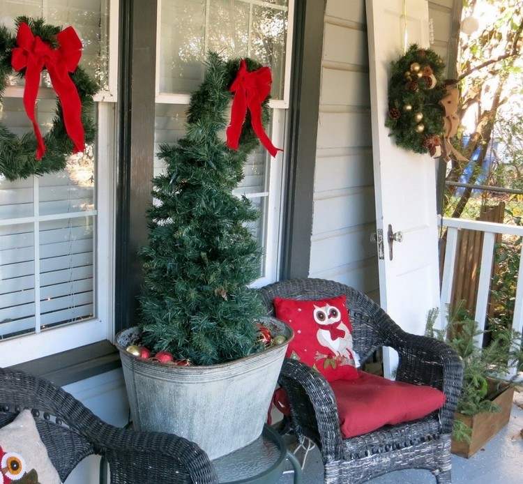 hauseingang veranda weihnachtlich dekorieren tannenbaum zinkwanne weihnachtskugeln