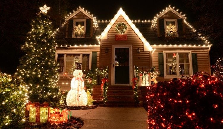 hauseingang weihnachtlich dekorieren lichterketten haus zaun baum