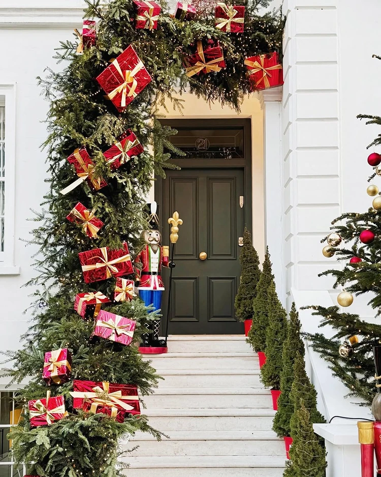 hausgang weihnachtlich dekoriert mit tannnezweigen und geschenken