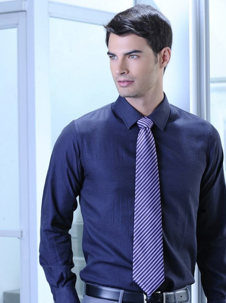 hemd krawatte zweifarbig violett rosa streifen krawattenknoten