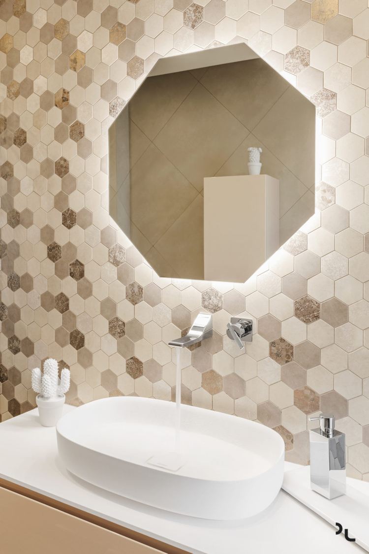 holz modern badezimmer spiegel beige fliesen sechseckig