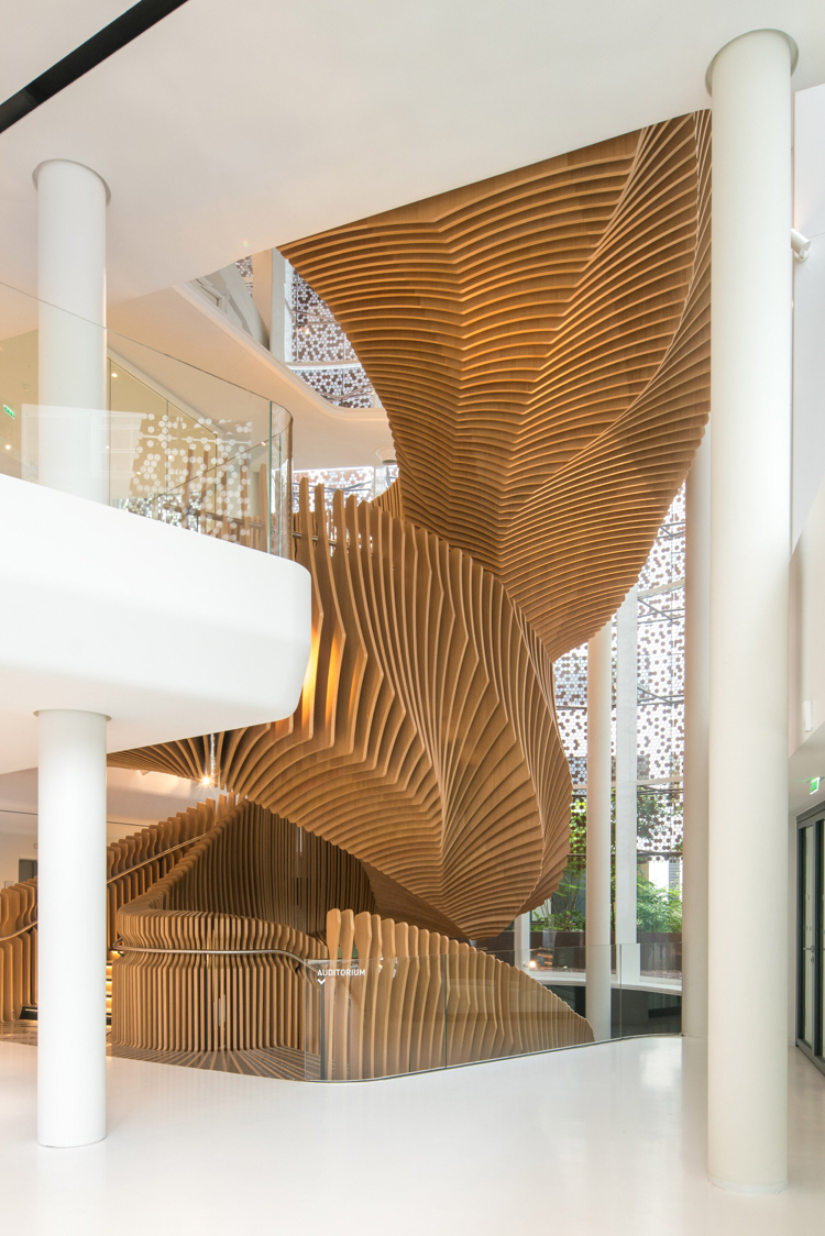 Wie kann eine moderne Holztreppe innen aussehen? Als eine Holzstruktur