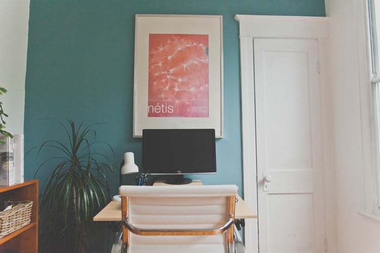 home office blaue wand weiße zimmertür