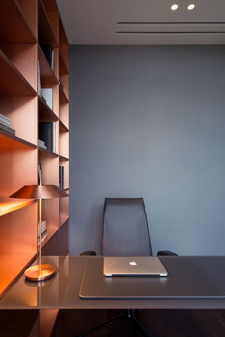 home office design einrichtung kupfer leuchte wandregal