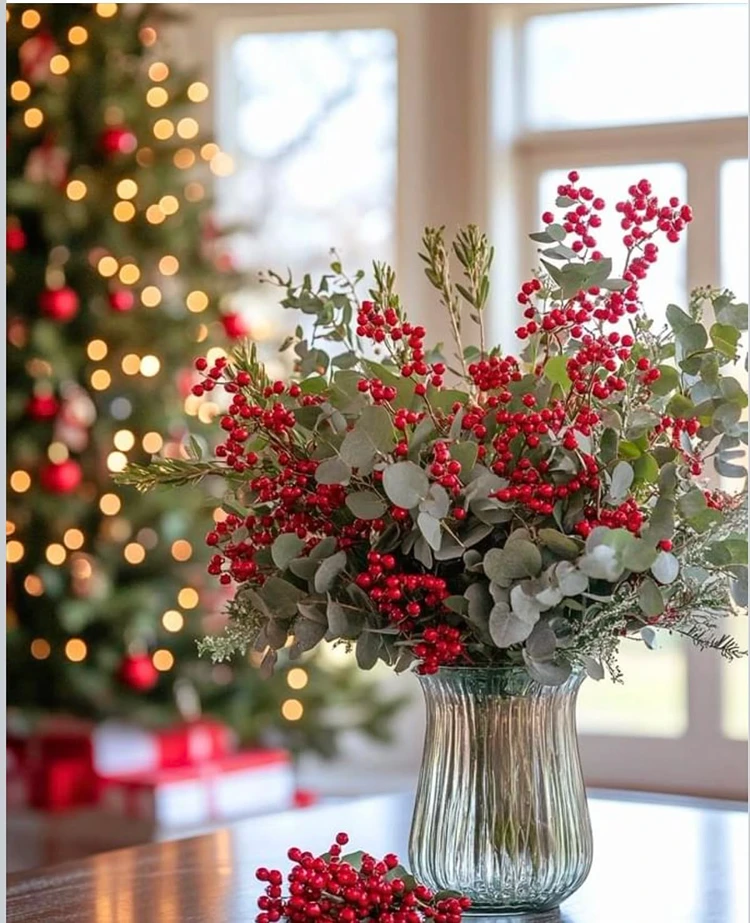 klassischer weihnachtsstrauß mit beeren und eukalyptus