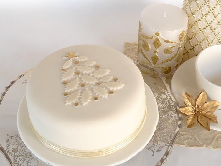kuchen weihnachten dekorieren minimalistisch elegant weiss fondant gold