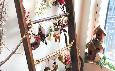 Leiter weihnachtlich dekorieren mit Anhängern