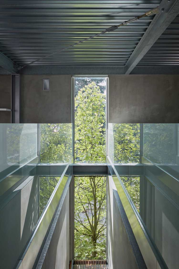 minimalistische einrichtung beton glas stahl decke fenster flur