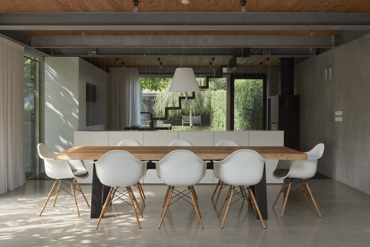 minimalistische einrichtung beton holz esstisch stühle betonboden