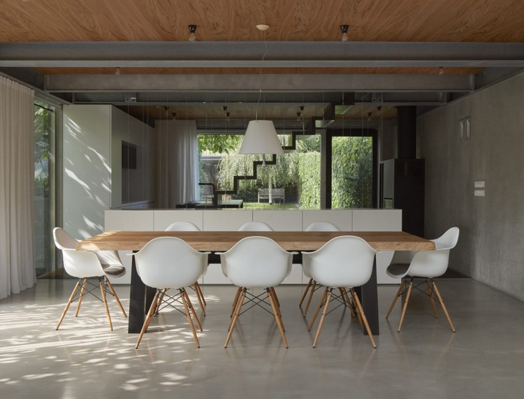 minimalistische einrichtung beton holz esstisch stühle betonboden