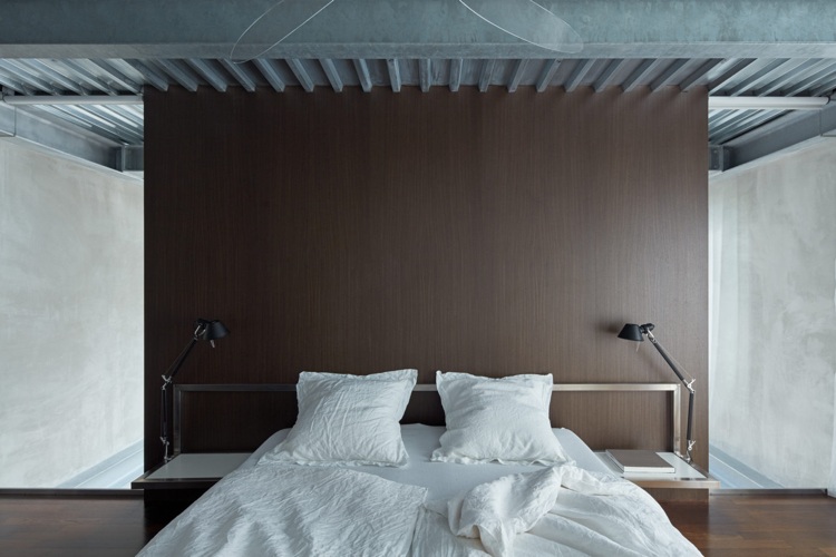 minimalistische einrichtung beton holz schlafzimmer decke bettkopfteil chrome
