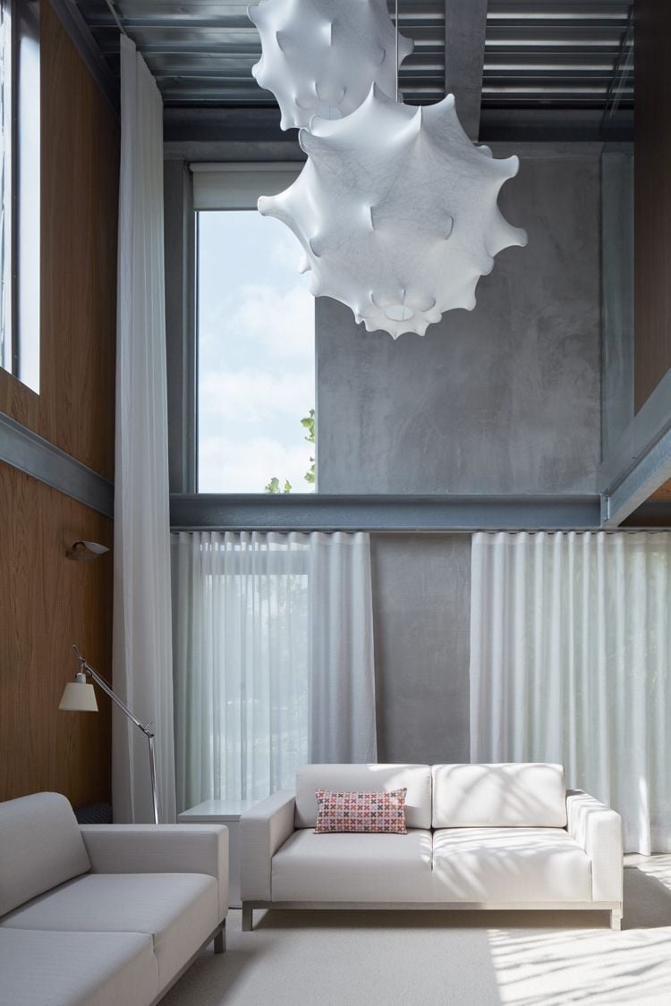 minimalistische einrichtung beton holz weiss couch designlampe