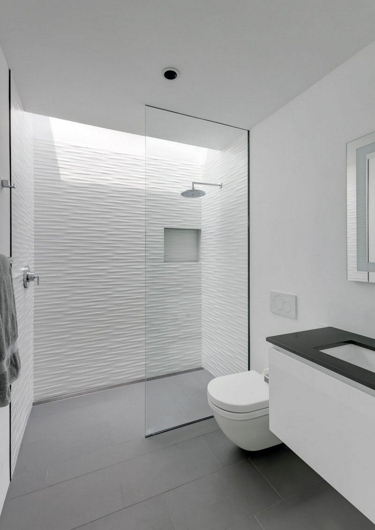 minimalistisches bad weiß grau glastrennwand oberlicht