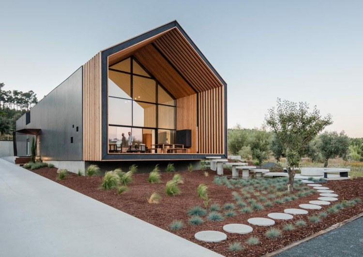 modernes hausdesign veranda aus holz garten schwarzer beton