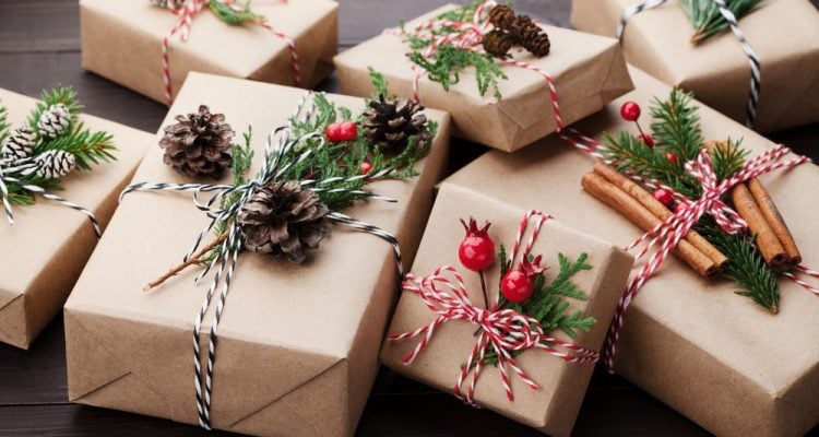 nachhaltige verpackung weihnachten geschenk braunes kraftpapier