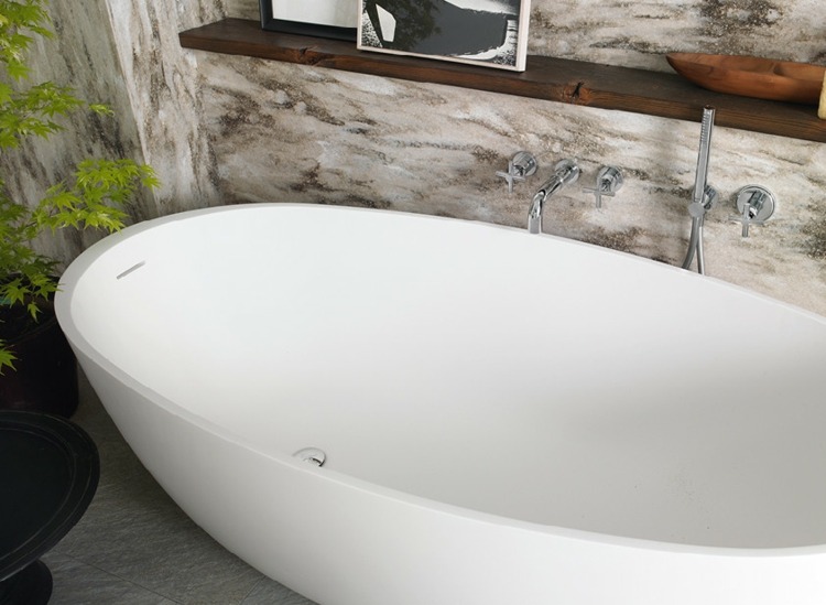 corian badewanne oval weiß freistehende wand natursteinoptik