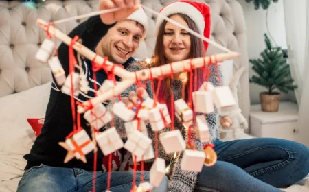 paar, das einen adventskalender für männer schaut