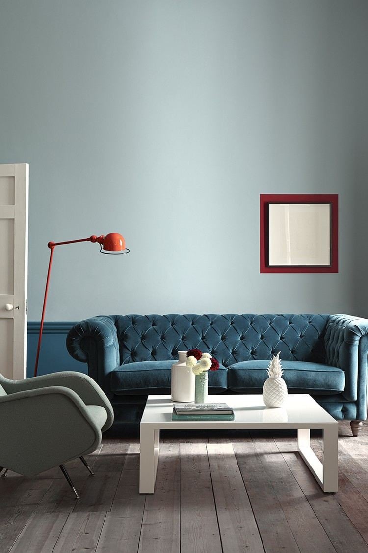 raumgestaltung farbe wohnzimmer blau wand sofa vintage