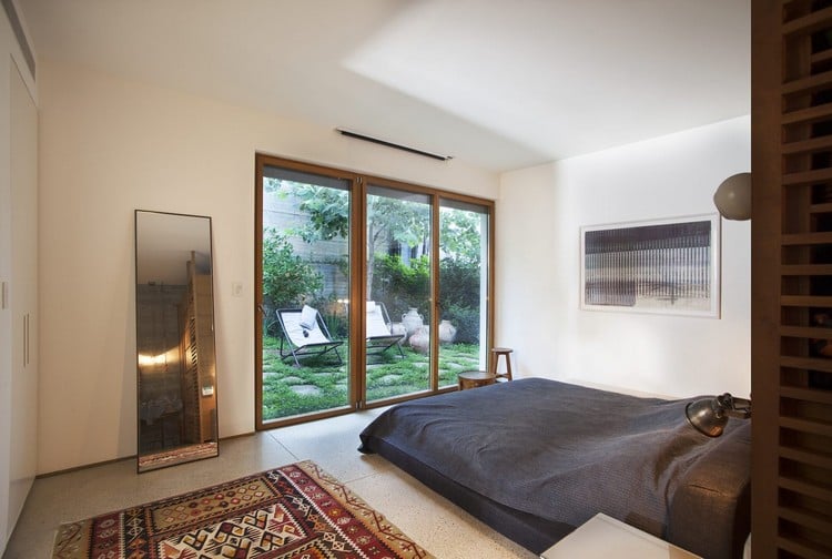 schlafzimmer private terrasse glasfront minimalistische einrichtung
