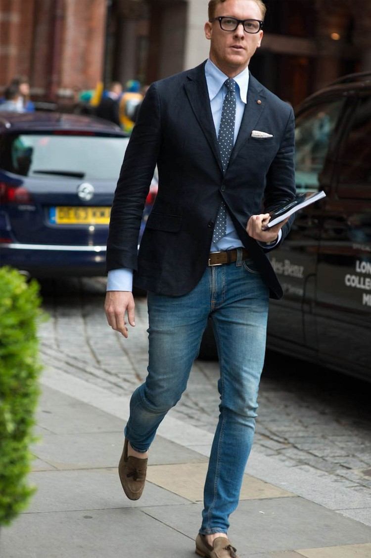smart casual look blazer jeans hemd krawatte