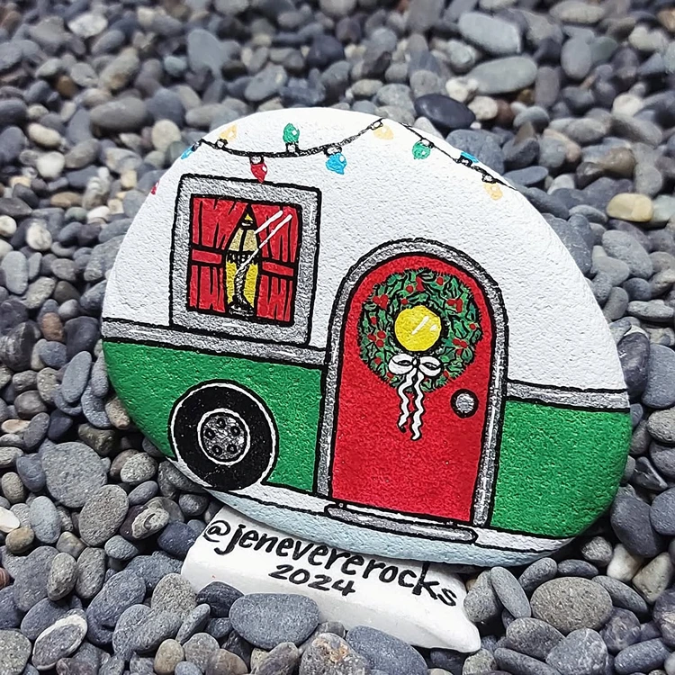 stein als weihnachtlich geschmückter wohnwagen