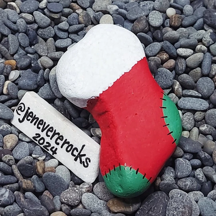 stein bemalt als weihnachtsstrumpf in rot weiß und grün