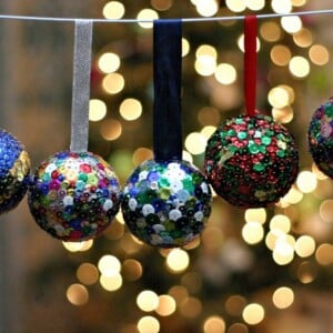 styroporkugeln mit pailletten dekorieren weihnachtsbaumschmuck diy