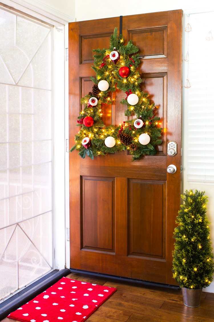 tannenbaum türkranz weihnachten dekorieren haustür