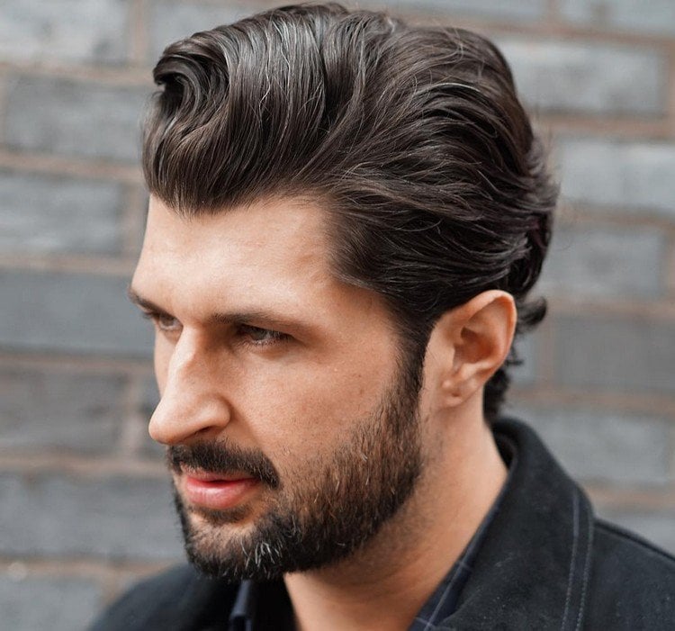 Trendfrisuren für Männer: Lange oder mittellange Haare nach hinten gelen.