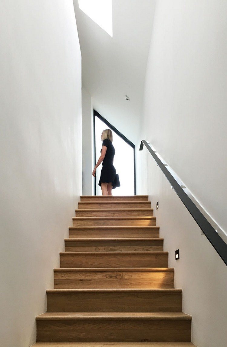 treppenhaus design minimalistisch holztreppe stahl handlauf