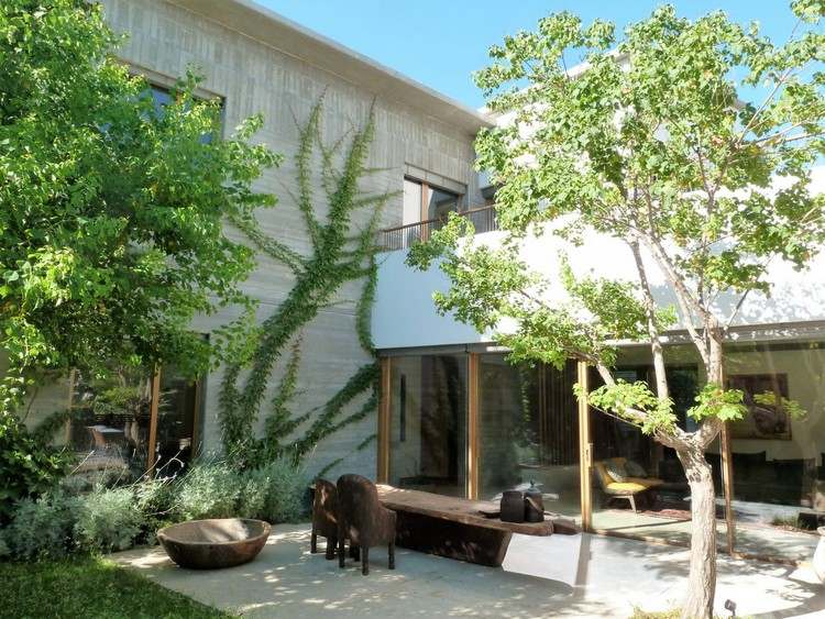 veranda haus begrünte fassade beton kletterpflanzen