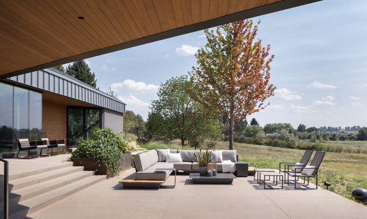 wandverkleidung holz terrasse natur beton sitzmöglichkeiten lounge