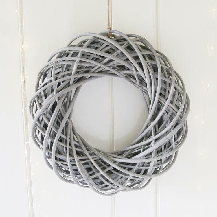 weidenkranz deko weihnachtlich dekorieren schlicht modern minimalistisch weiß grau
