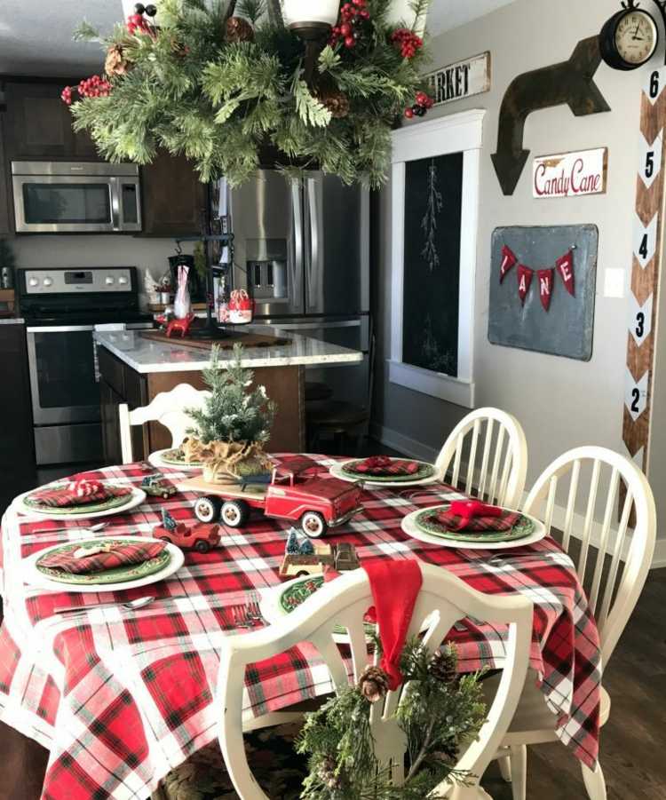 weihnachtlich Küche dekorieren essbereich esstisch tischdecke kariert stuhl gestalten