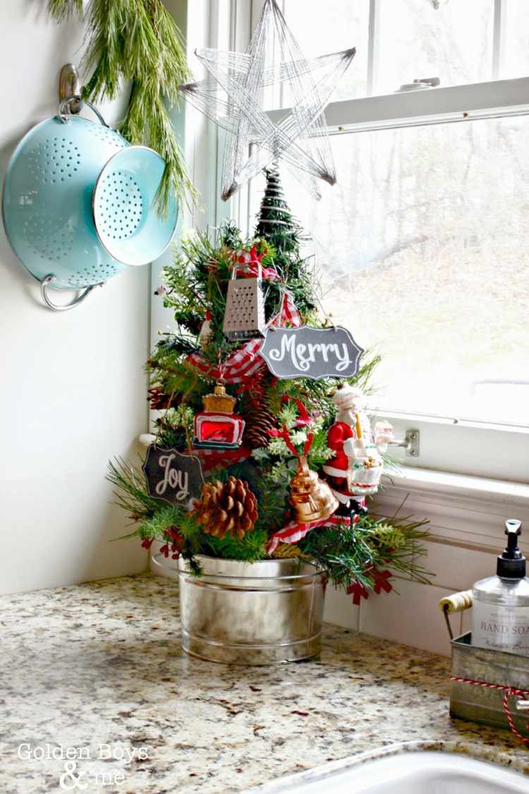 weihnachtlich Küche dekorieren mini weihnachtsbaum arbeitsplatte gestalten diy inspirationen