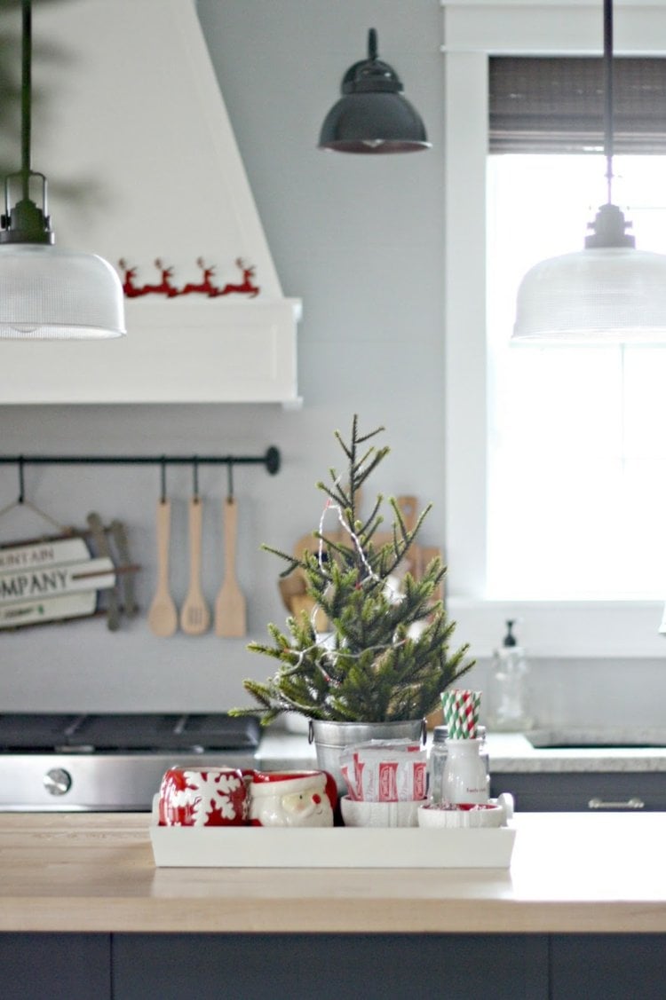 weihnachtlich Küche dekorieren tablett tannenbaum mini deko tassen