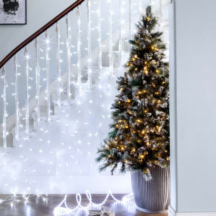 weihnachtlich Treppengeländer dekorieren led lichterkette weißes licht modern christbaum