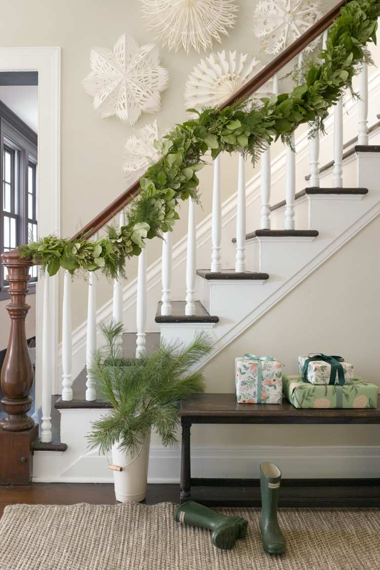 weihnachtlich Treppengeländer dekorieren moderne deko immergrüne zweige einfach schnell