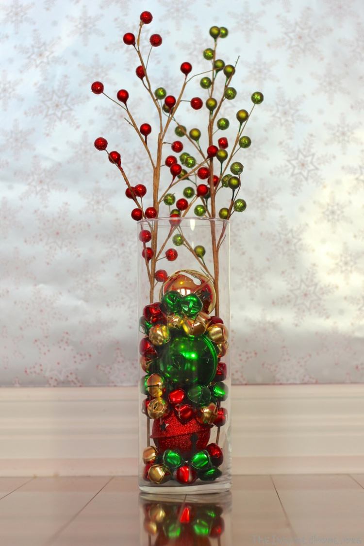 weihnachtlich dekorieren große Glasvase glocken rot grün gold zweige künstlich