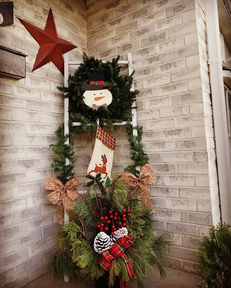 Weihnachtliche Außendeko mit Kränzen, Girlanden und Schleifen