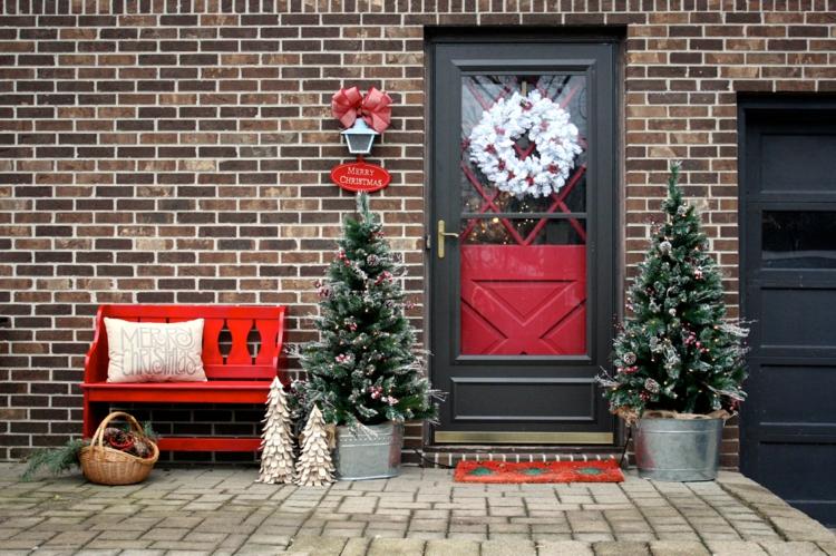  gartenbank weihnachtlich dekorieren hauseingang modern dekokissen tannenbäume türkranz