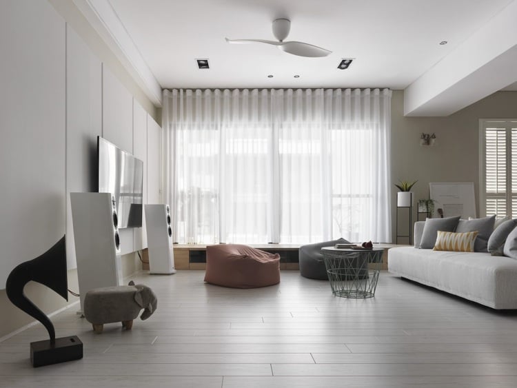 weisses laminat graue schattierungen couch poufs moderne minimalistische einrichtung