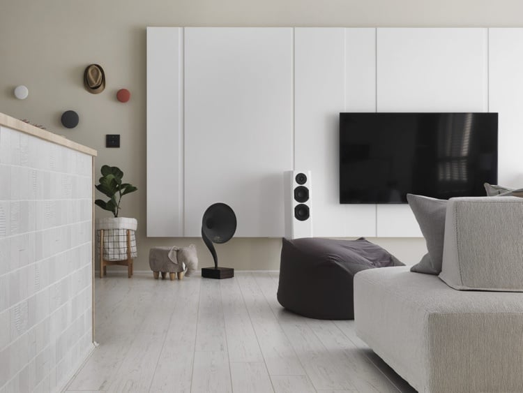 weisses laminat graue schattierungen wohnzimmer tv wand minimalistisches design