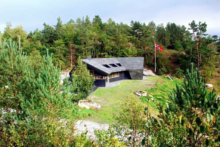 wochenendhaus norwegen asymmetrisches satteldach schieferplatten