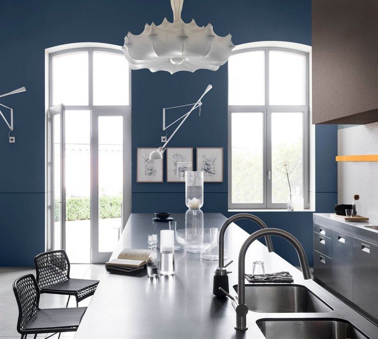 wände streichen küche blau edelstahl arbeitsplatten