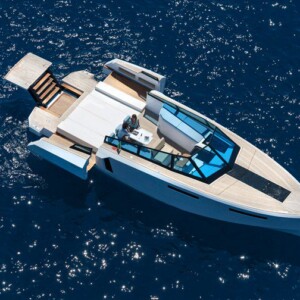 EVO 43 HT Luxusyacht Essbereich Sonnendeck