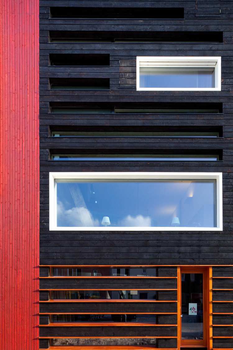 Fassade verkohltes Holz Shou Sugi Ban Verfahren Fenster