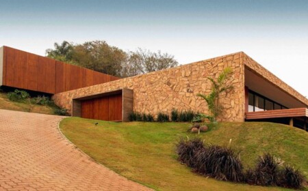 Sandsteinmauern mitteldunkles Holz Haus Hanglage AUffahrt Pflaster