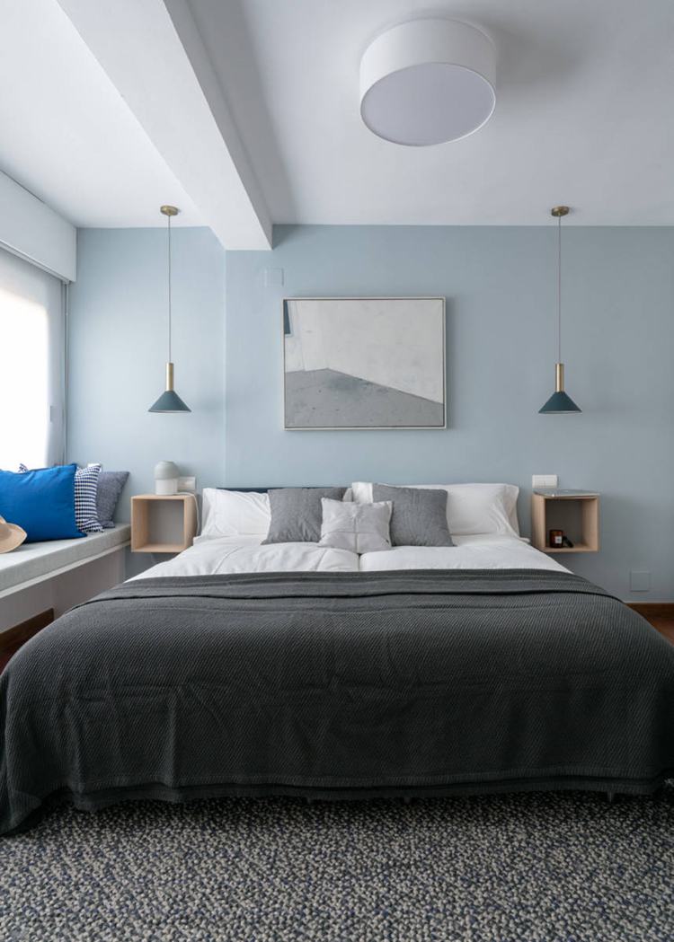 Schlafzimmer Wandfarbe hellblau Doppelbett Pendelleuchten