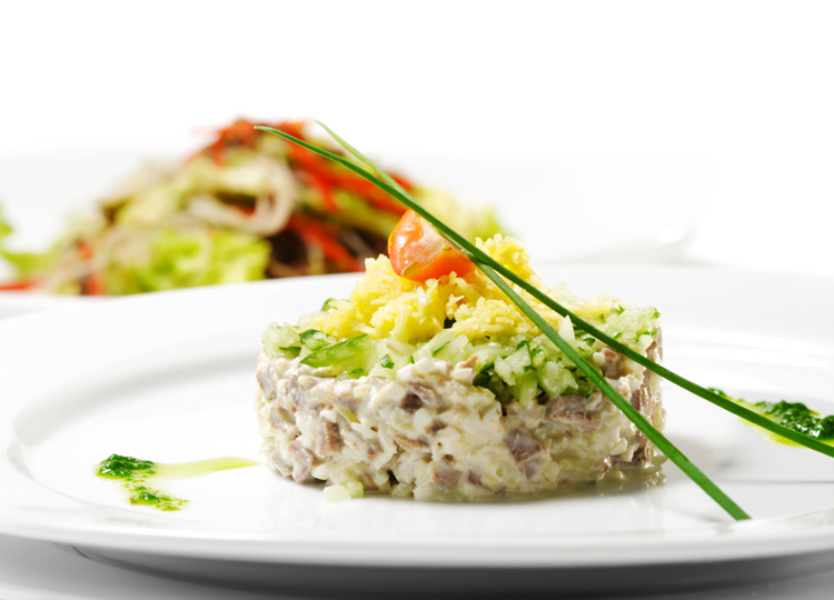 Servierring Vorspeise Thunfisch Tartar Teller anrichten